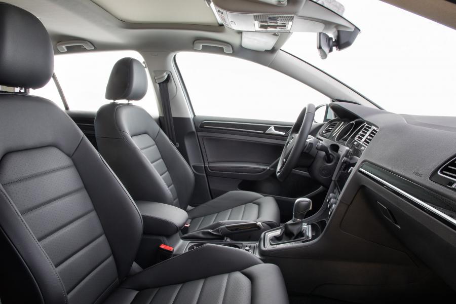 Интерьер Volkswagen Golf TSI 5-Door (Typ 5G) 2017 года  (NA) (фото 7 из 47)